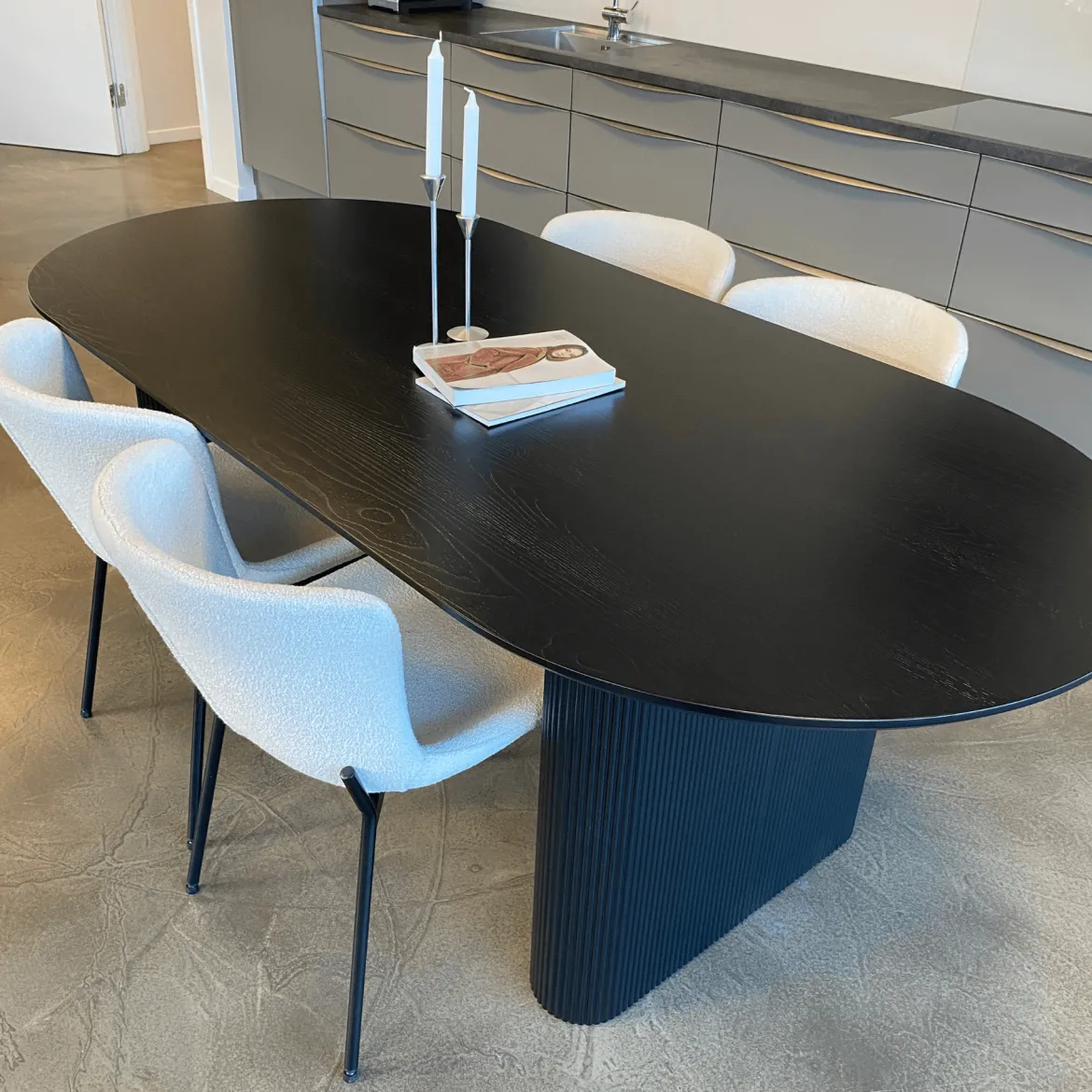 Carisma sort ovalt lamel spisebord 200 x 100 cm med søjleben