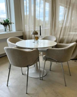 Carolina spisebordsstol i beige tekstil med chrome ben