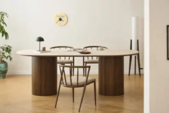 Enzo ovalt spisebord med stenbordplade i beige og lamelfod i røget eg 220x100x76 cm