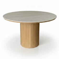Enzo rundt spisebord med bordplade i beige sten og lamelfod i egetræ Ø120 cm