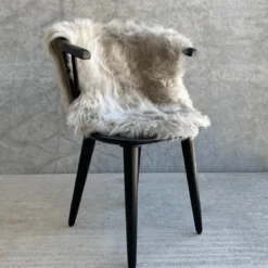 Imiteret langhåret lammeskind i Grå - 65x95 cm
