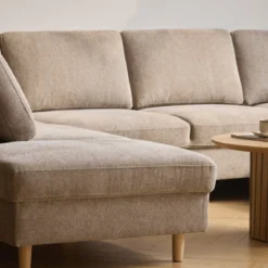 Jennifer højrevendt u-sofa i sand med chaiselong - L: 300 x D: 208 x H: 82 cm