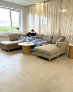Jennifer højrevendt u-sofa i sand med chaiselong - L: 300 x D: 208 x H: 82 cm