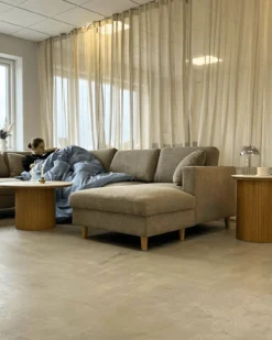 Jennifer højrevendt u-sofa i sand med chaiselong - L: 300 x D: 208 x H: 82 cm