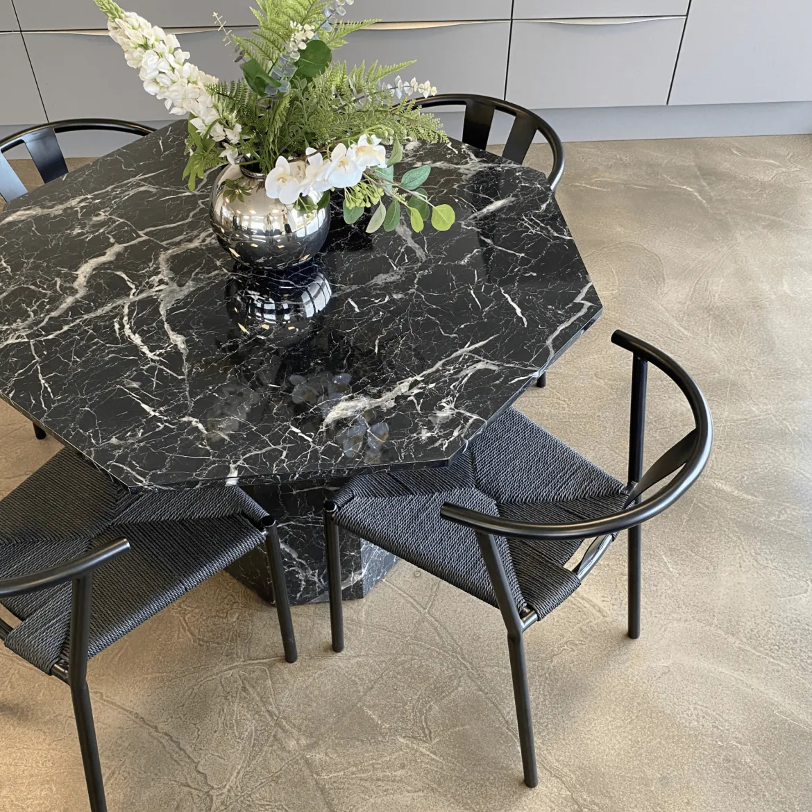 Lagoni - rundt spisebord Ø100 cm i sort marmor look