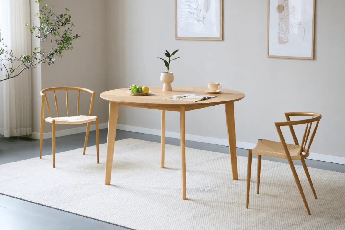 Miles - Rundt spisebord Ø120 cm i olieret egefiner med sildebensmønster