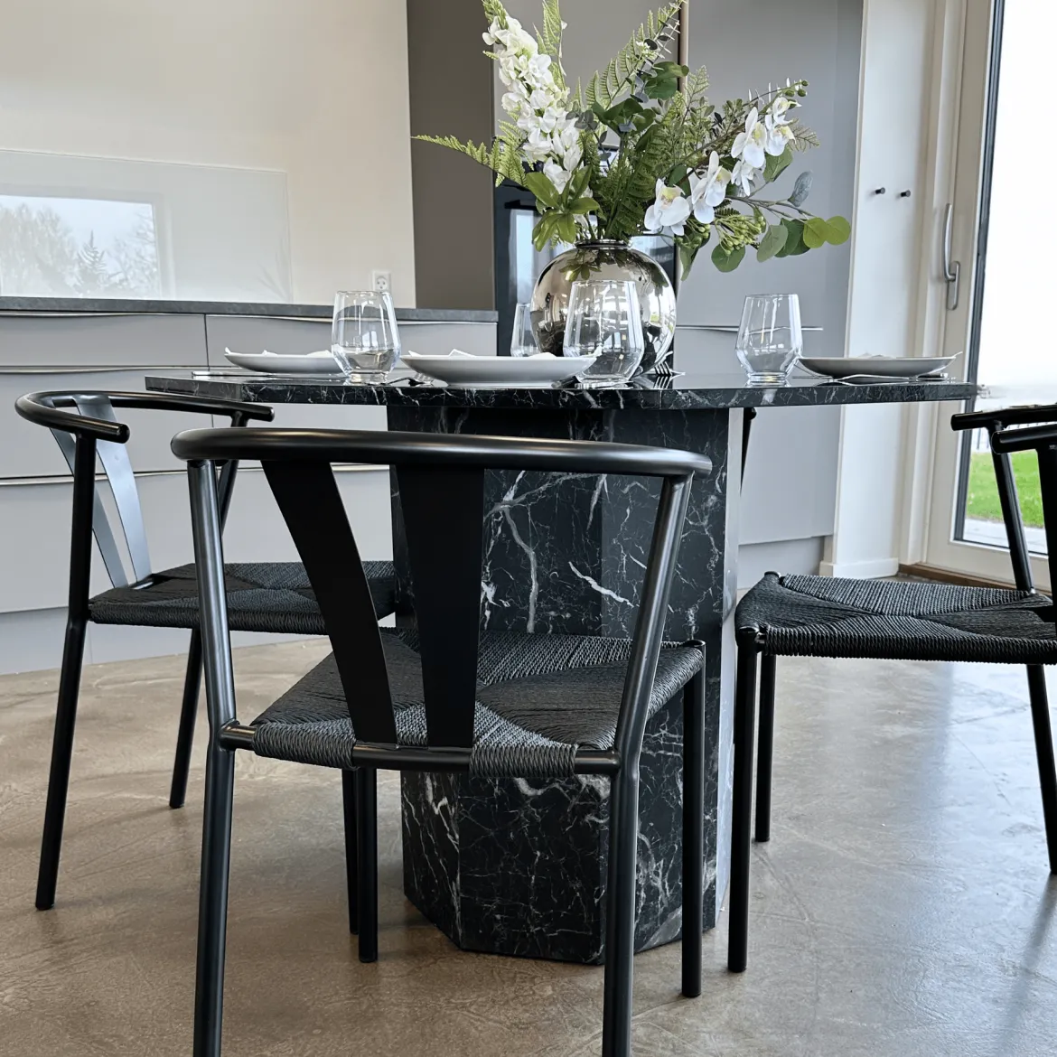 Shila spisebordsstol sort med flet i sort